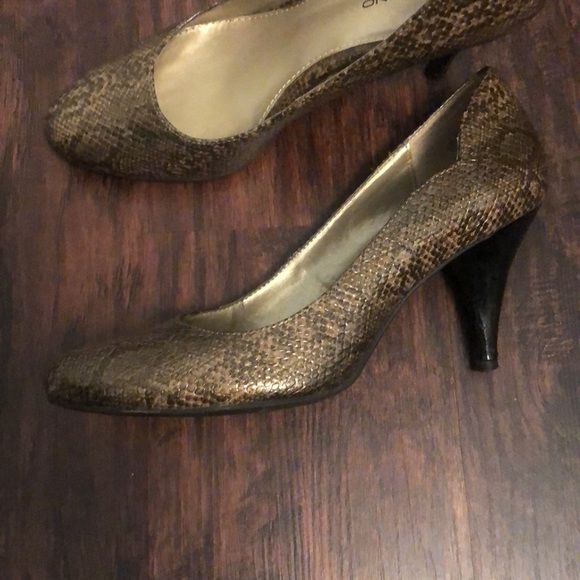 Women’s Bandolino Brown Faux Snakeskin Round Toe Pumps Size 7 - Picture 6 of 16